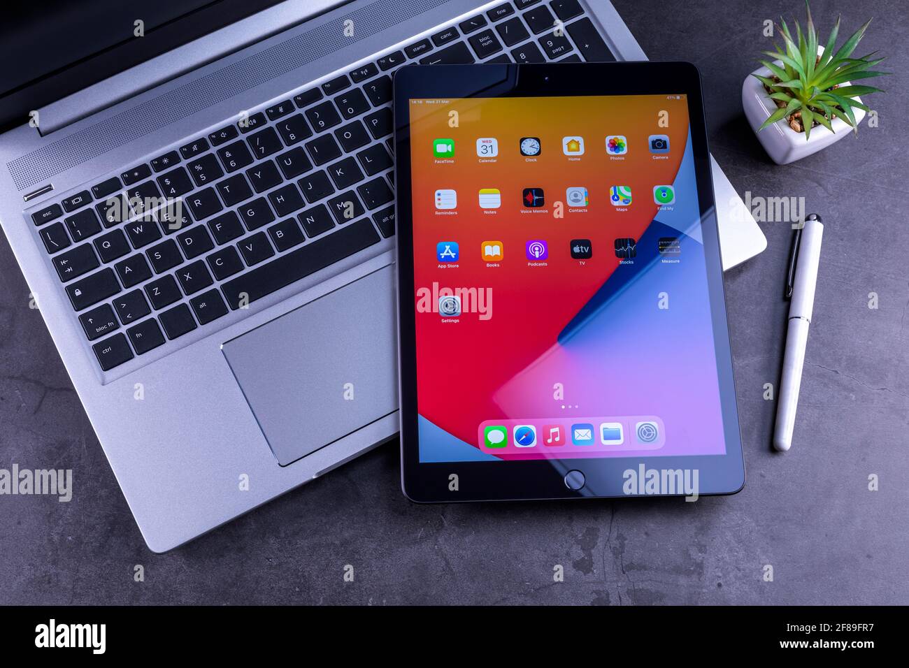 Galati, Romania, 31 marzo 2021: - Apple rilascia il nuovo iPad di ottava generazione con il potente chip bionico A12, il supporto per Apple Pencil e la Smart Key Foto Stock