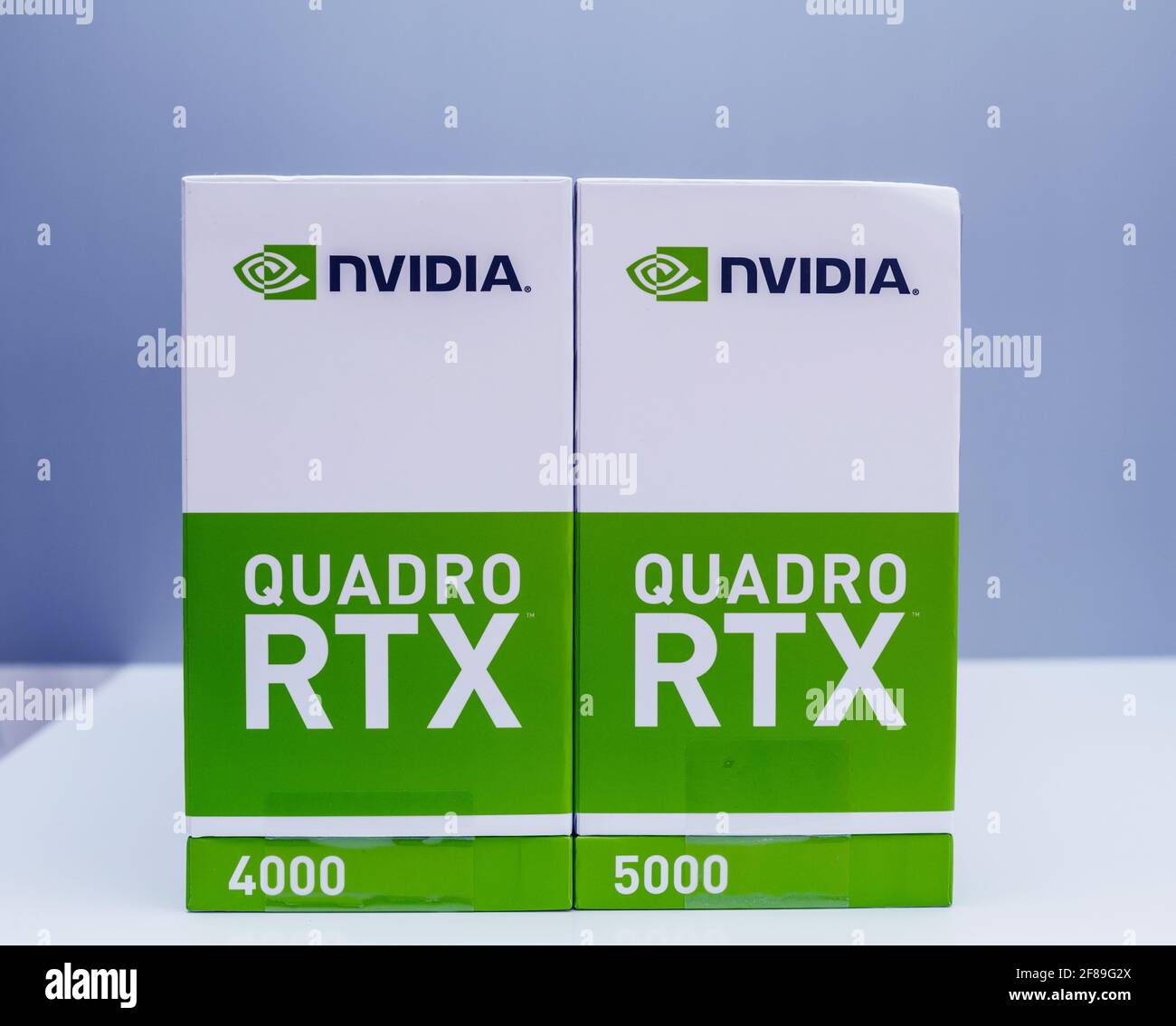 Vista laterale della confezione di due nuove GPU Nvidia quadro RTX 4000 e RTX 5000 basate sulla microarchitettura Turing e con raggio in tempo reale Foto Stock