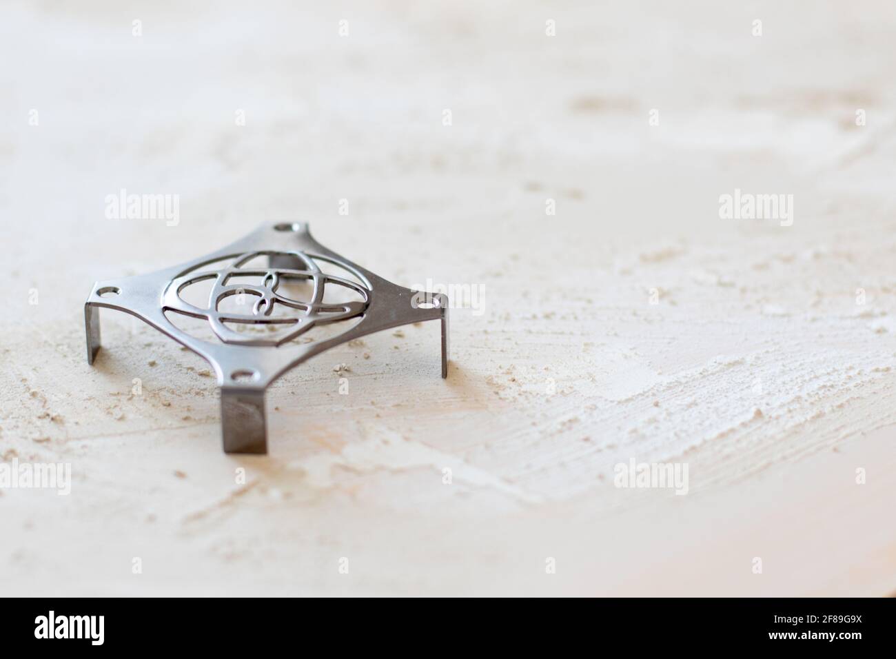 Componente metallico dal raffreddamento della CPU di un computer che ha un aspetto stranamente estraneo Foto Stock