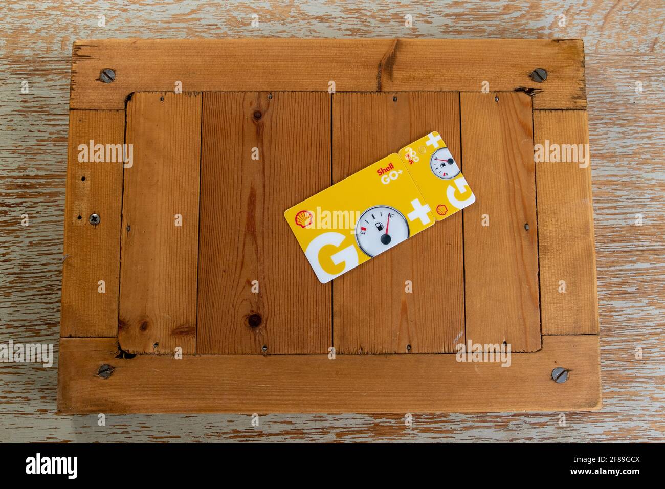 La carta fedeltà Shell Go+ sia nella carta di credito che in dimensioni  portachiavi Foto stock - Alamy