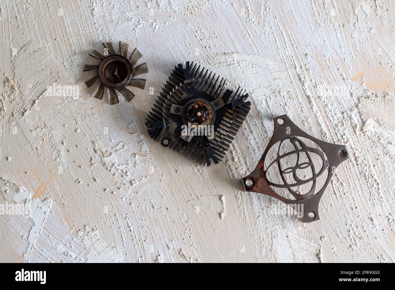 Componenti in plastica e metallo derivanti dal raffreddamento della CPU di un computer Foto Stock