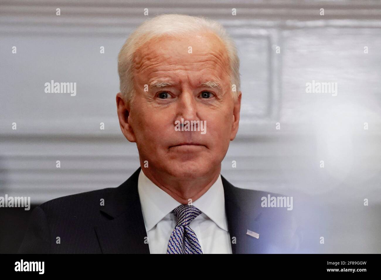 Il presidente degli Stati Uniti Joseph R. Biden Jr. Parla durante il Virtual CEO Summit on Semiconductor and Supply Chain alla Casa Bianca di Washington, lunedì 12 aprile 2021. Credito: AMR Alfiky/Pool via CNP /MediaPunch Foto Stock