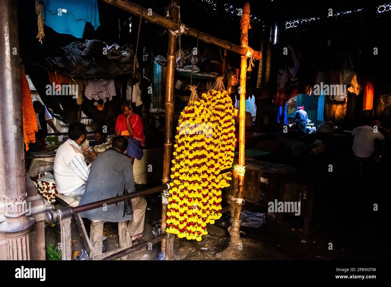 Kolkata, Bengala Occidentale, India - Gennaio 2018: Fiori appesi ai pali dell'antico mercato dei fiori di Mullick Ghat nella città di Calcutta. Foto Stock