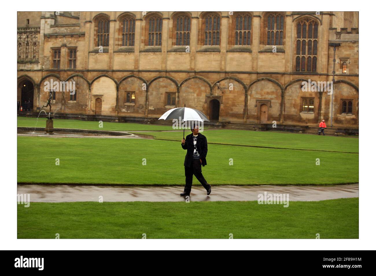 Bilawal Bhutto Zardari attraversa un quadrilatero al Christ Church College di Oxford, Inghilterra meridionale, 11 gennaio 2008. Il figlio del leader dell'opposizione pakistano assassinato Benazir Bhutto, ed ora presidente del Partito popolare pakistano, sta iniziando un nuovo mandato come studente universitario all'Università di Oxford. pic David Sandison Foto Stock