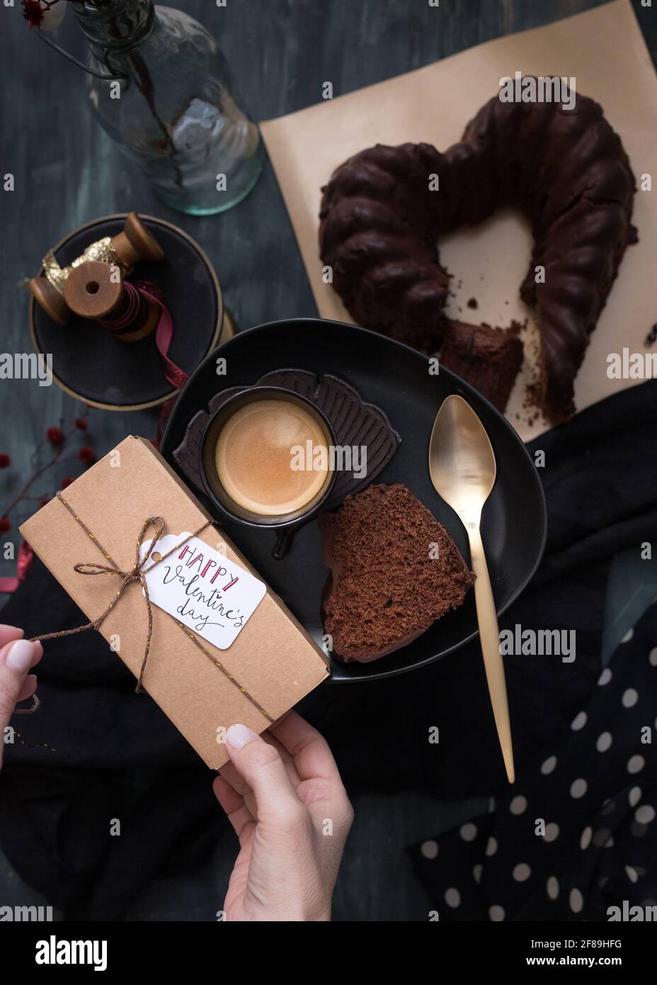 Tagged San Valentino dono essere sciolti da mani di donna. Foto Stock