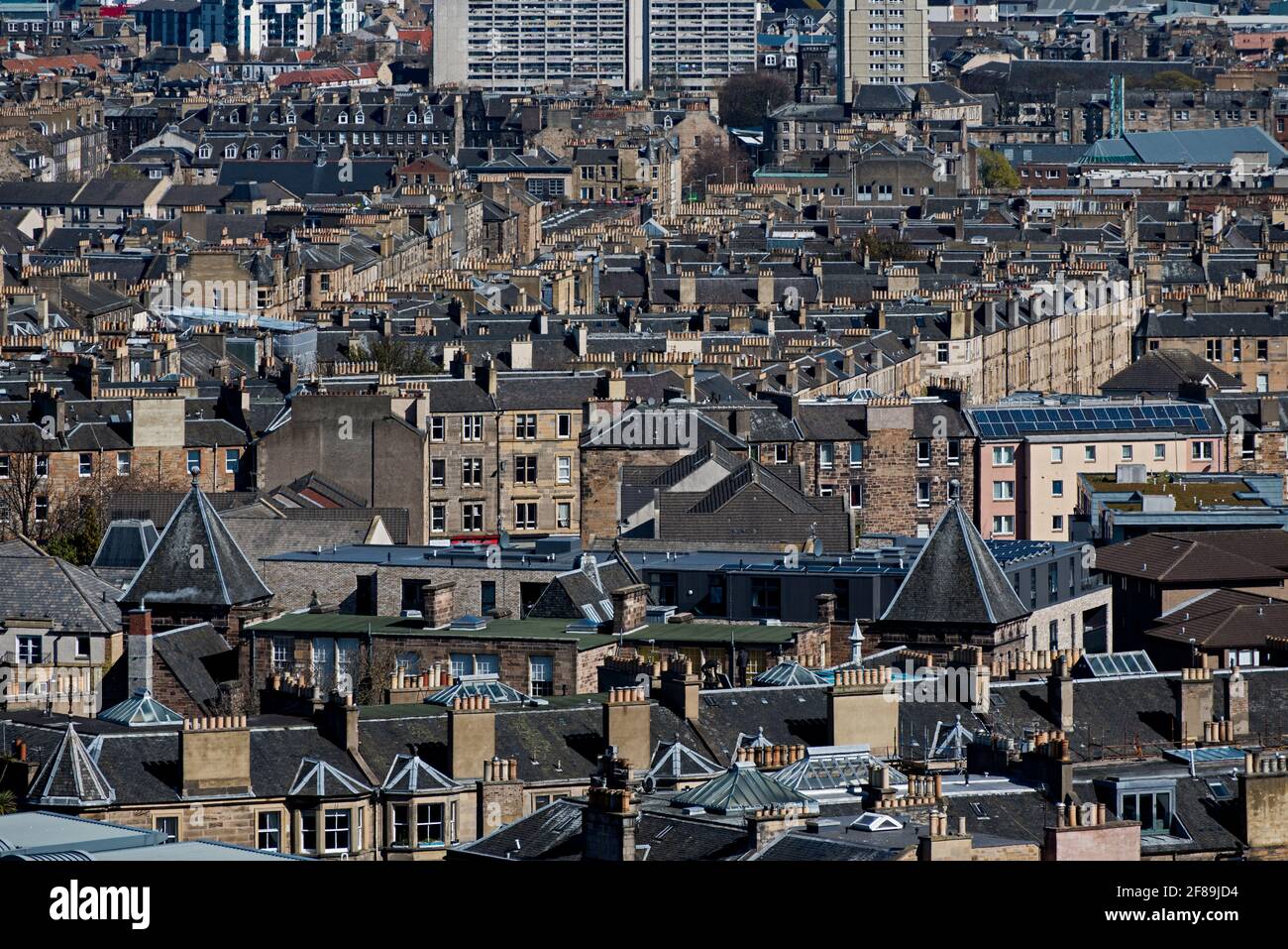 Vista dei tetti di Leith da Calton Hill, Edimburgo, Scozia, Regno Unito. Foto Stock