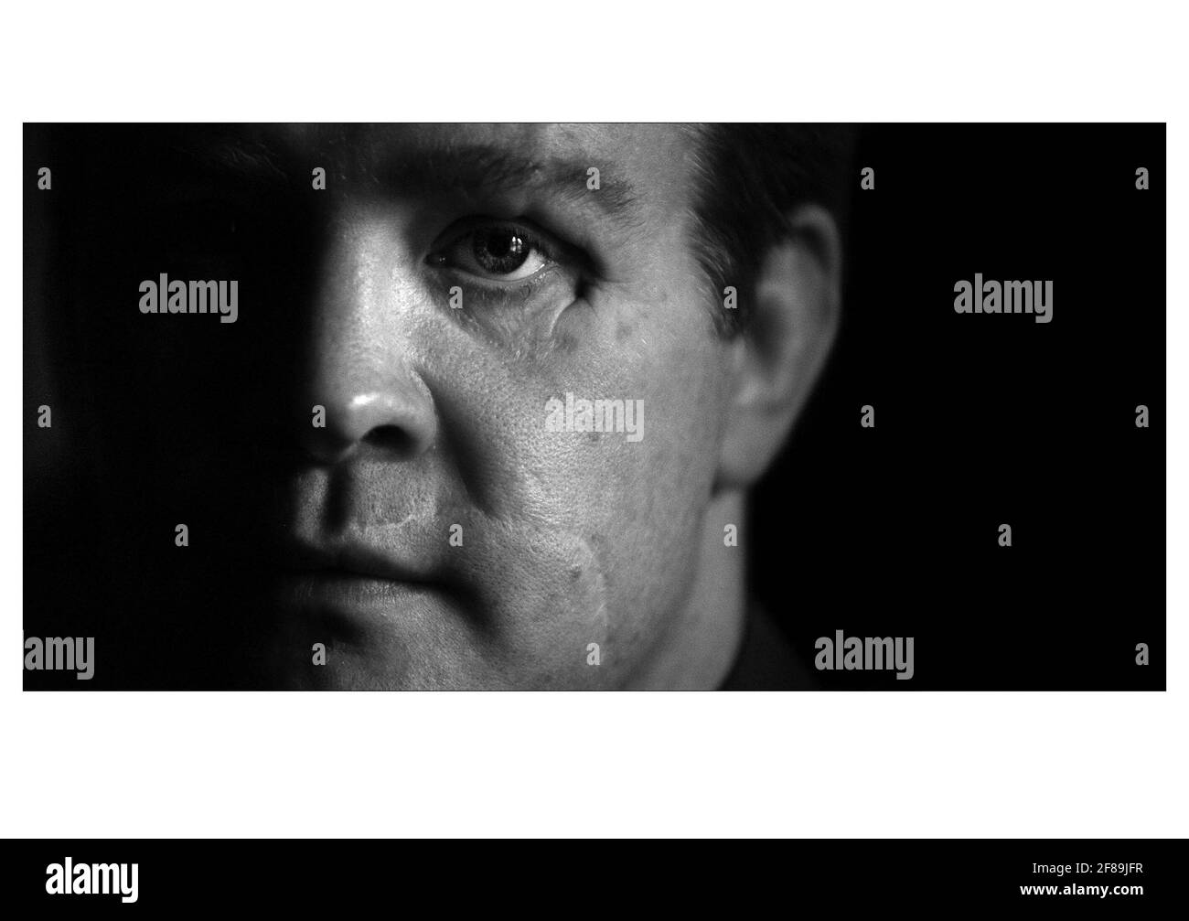 Rees-Jones/Sandison....... Trevor Rees-Jones, guardia del corpo di Dodi Fayed e della principessa Diana la notte in cui sono stati uccisi a Parigi, fotografati nel Waldorf Hotel in occasione del rilascio del suo libro.pic David Sandison. 9/3/00 Foto Stock