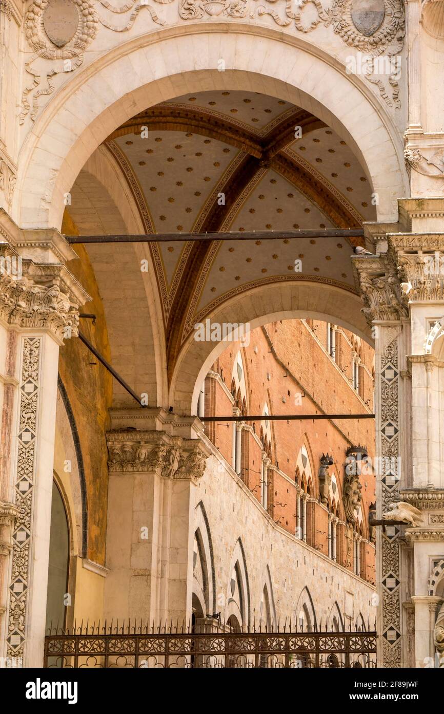 Siena, Italia. Ingresso al Palazzo pubblico. (Solo per uso editoriale) Foto Stock