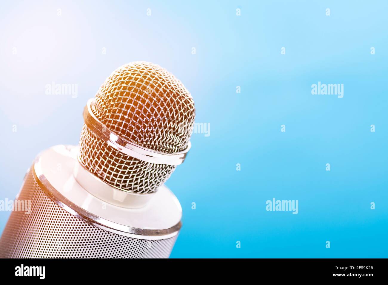 Microfono per karaoke con altoparlante su sfondo blu Foto stock - Alamy
