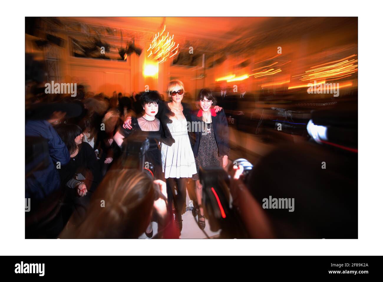 London Fashion Week..... Luella al Claridges di Londra. Kelly Osborne, Kimberly Stewart e Alexia Chungphoto di David Sandison The Independent Foto Stock