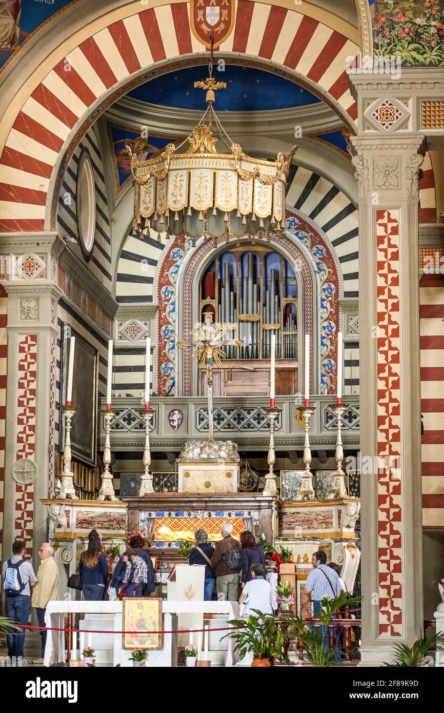 Cortona, Italia. Persone che si depositano davanti al corpo di Santa Margherita nella Chiesa di Santa Margherita. (Solo per uso editoriale) Foto Stock