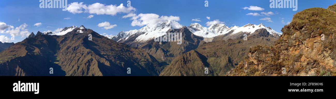 Monte Saksarayuq, le montagne delle Ande, il sentiero di trekking Choquequirao vicino Machu Picchu, il sentiero Inca, Cuzco o Cusco regione in Perù Foto Stock