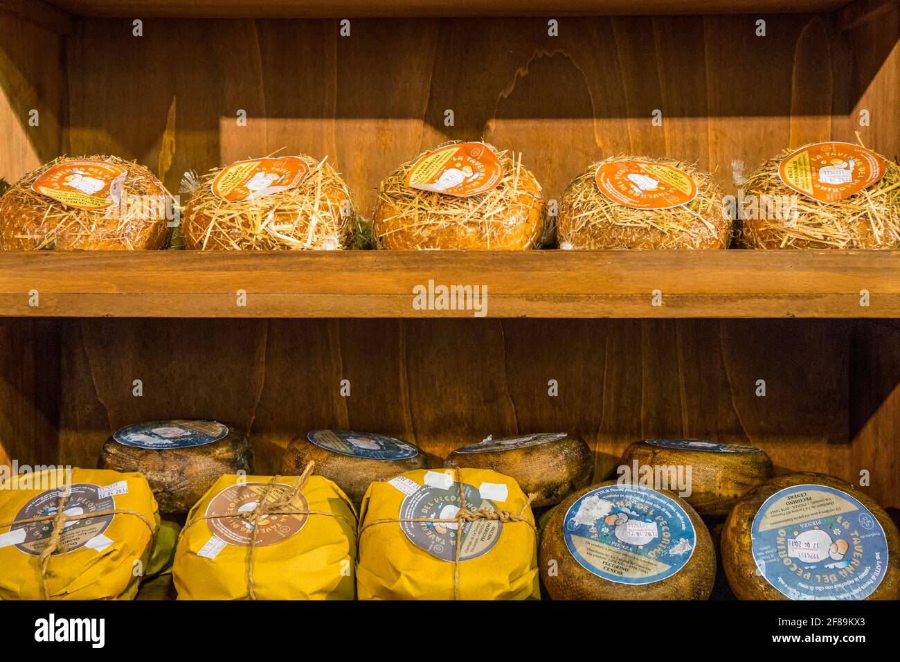 Pienza, Toscana, Italia. Il pecorino di Pienza è un gustoso formaggio a base di latte di pecora, rinomato in tutto il mondo e delizioso, in vendita in un mercato locale Foto Stock