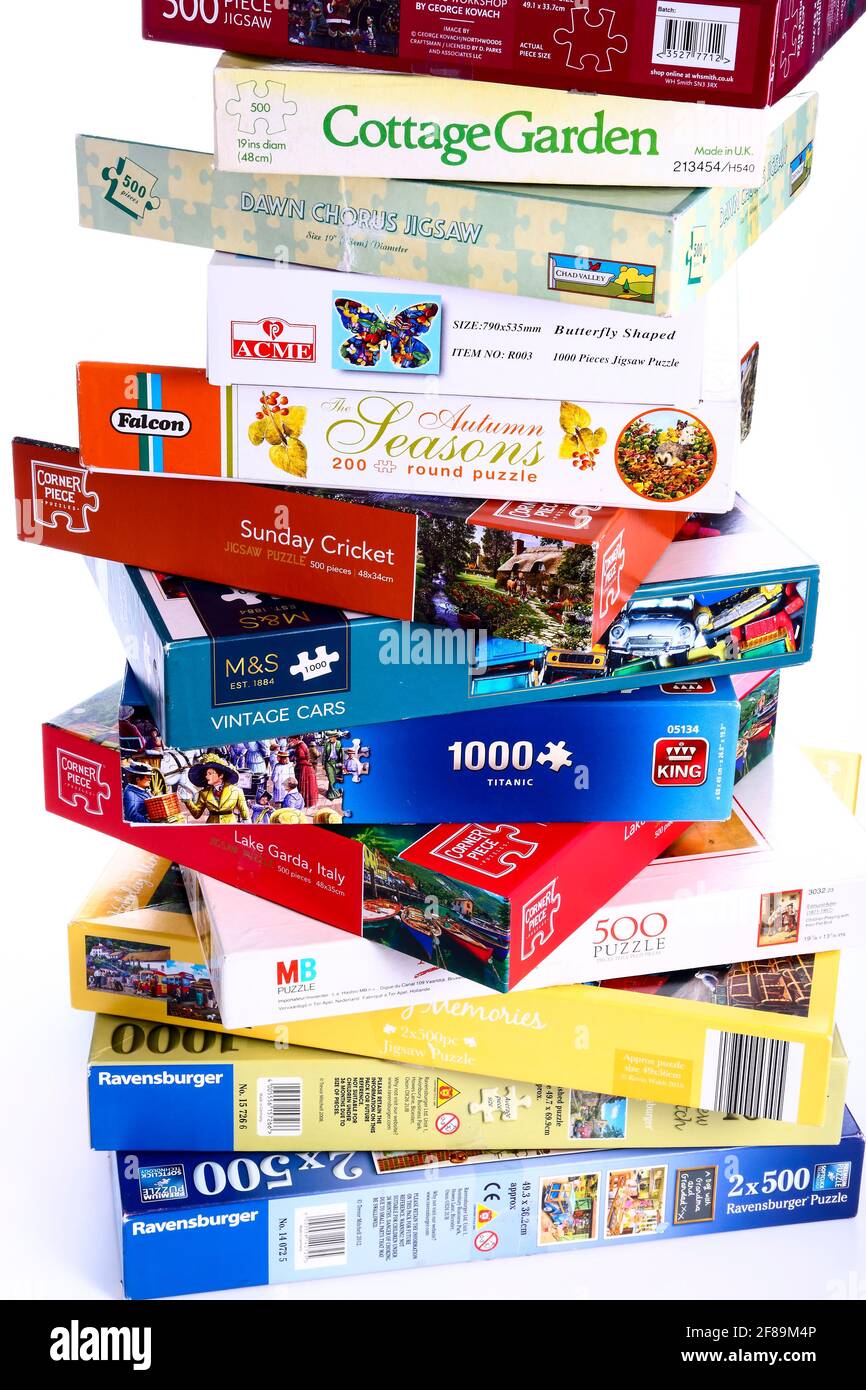 Stack di puzzle box in attesa di essere risolto Foto Stock