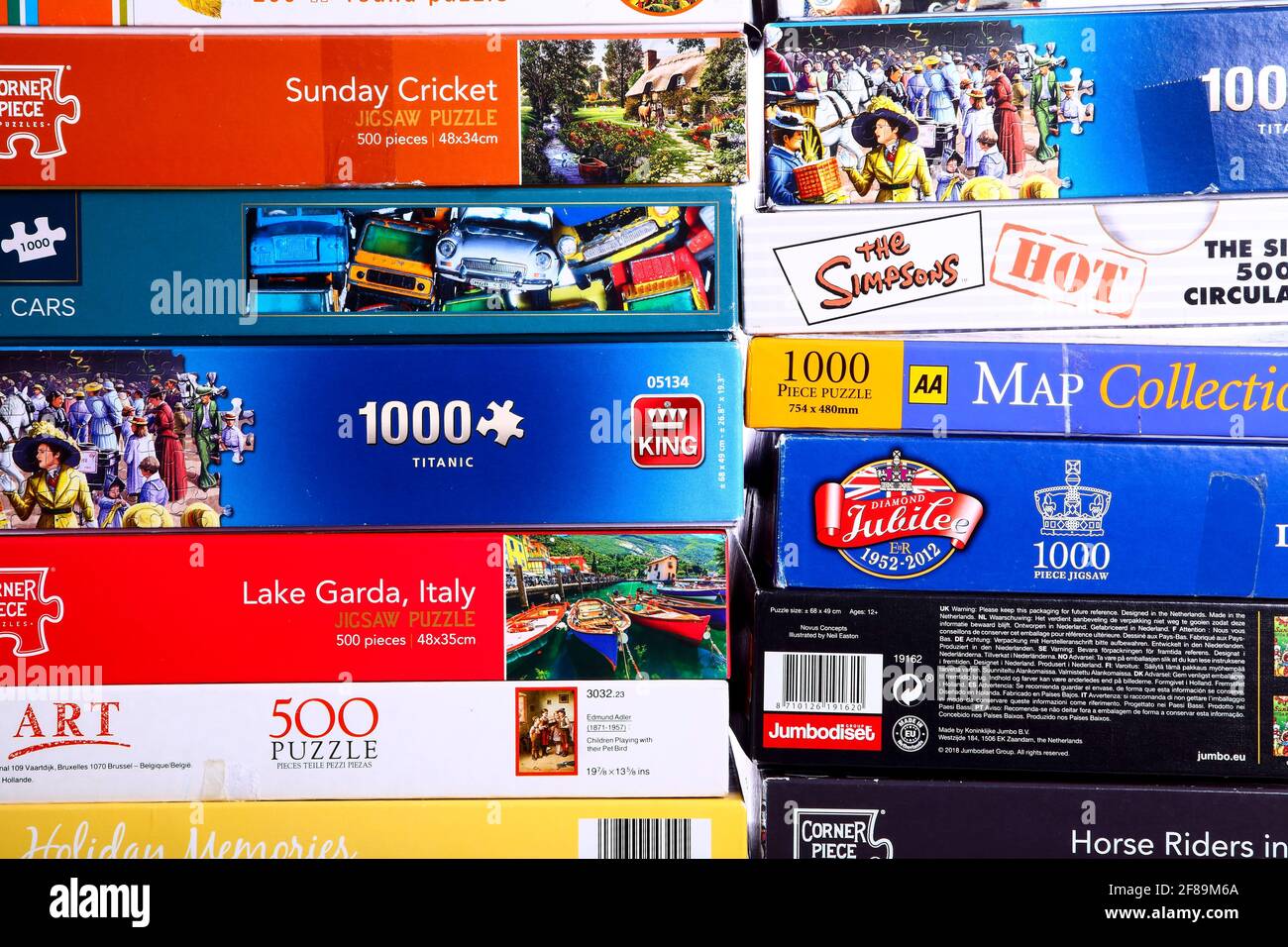Stack di puzzle box in attesa di essere risolto Foto Stock