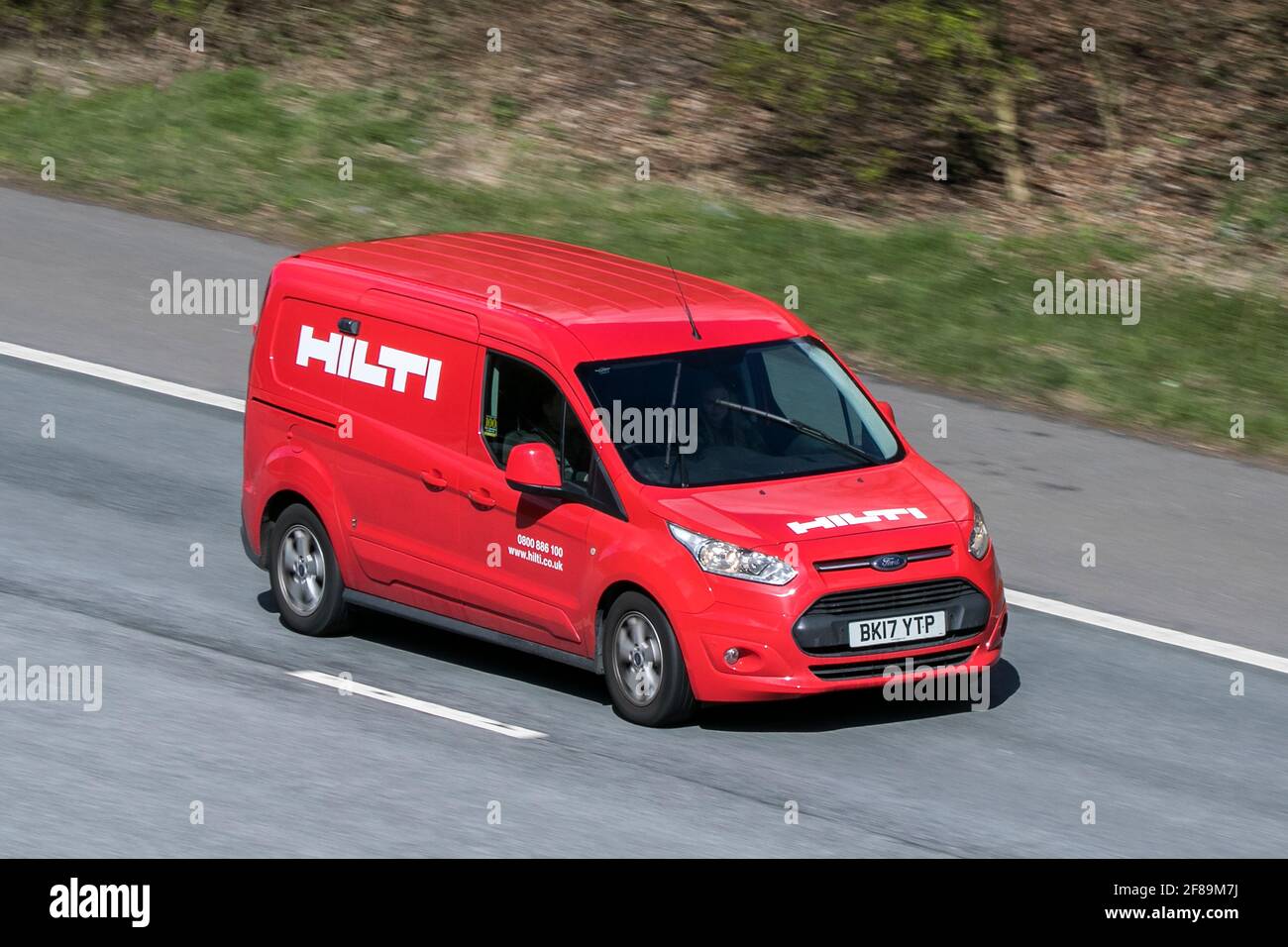 Hilti Power tools Service ford Transit collega furgone guidando sull'autostrada M6 vicino a Preston nel Lancashire, Regno Unito. Foto Stock