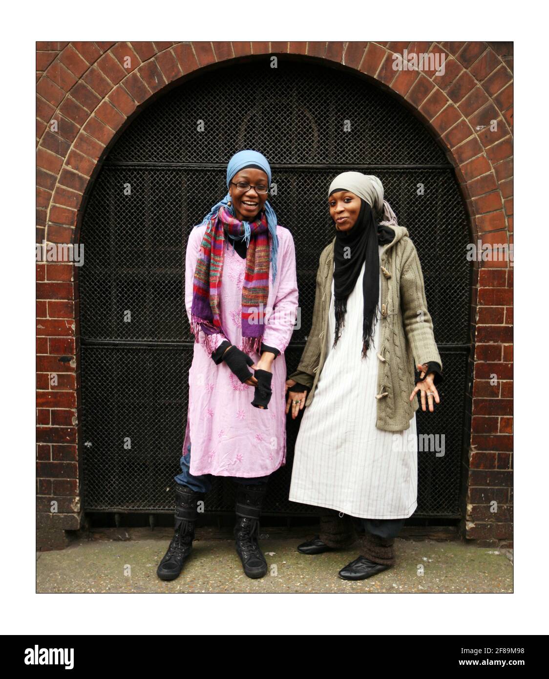 Perle dell'Islam.... Sakinah Abdullah (rosa) e Rabiah Abdullah.Fotografia di David Sandison The Independent Foto Stock