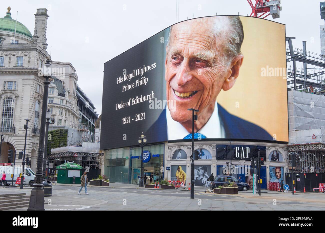 Gli schermi giganti di Piccadilly Circus che ripagano rispetto a sua altezza reale il principe Filippo il duca di Edimburgo come annuncio della sua morte. Londe Foto Stock