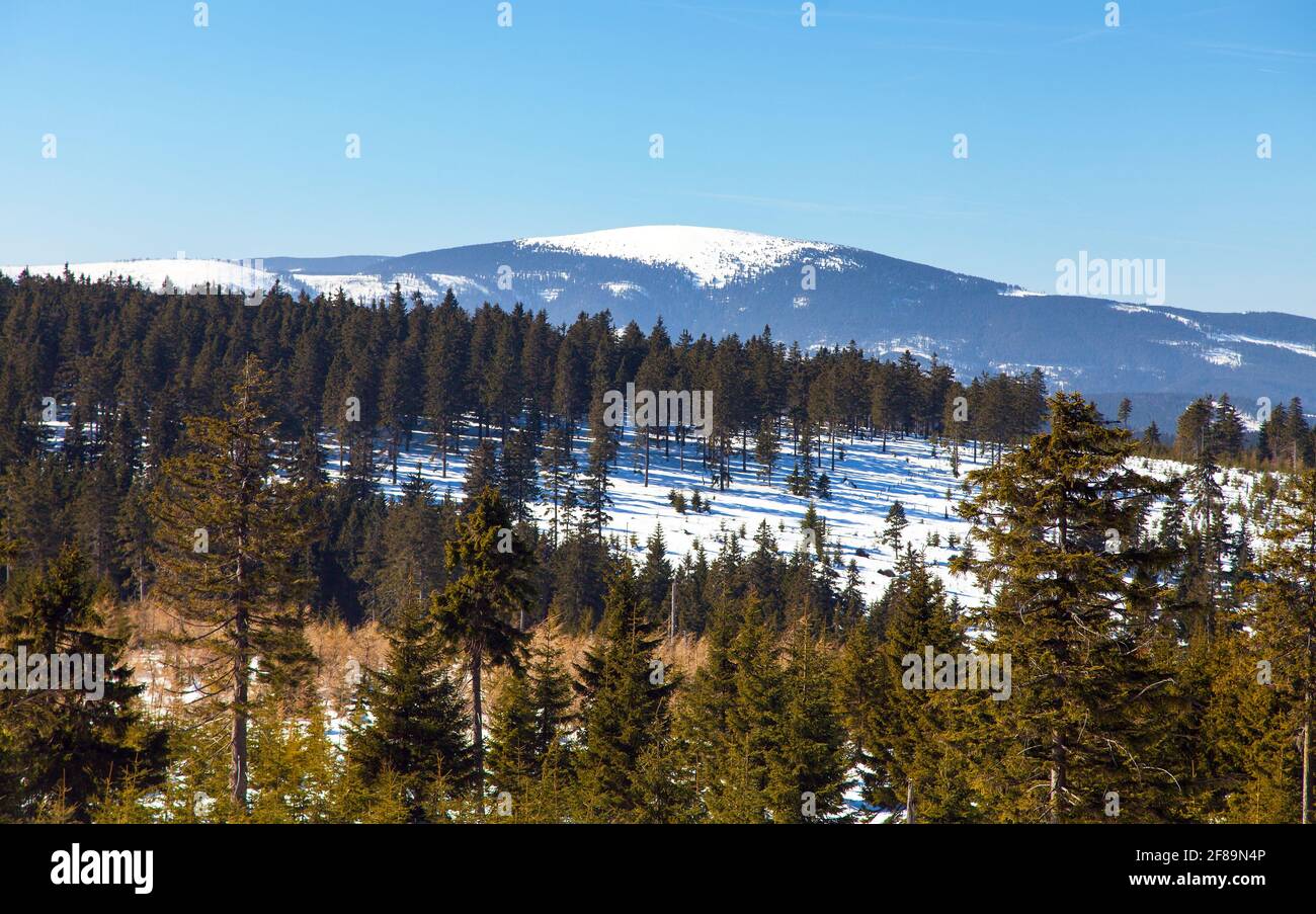 vista dalle montagne di jesenik al monte kralicky seznik - moravia - repubblica ceca Foto Stock