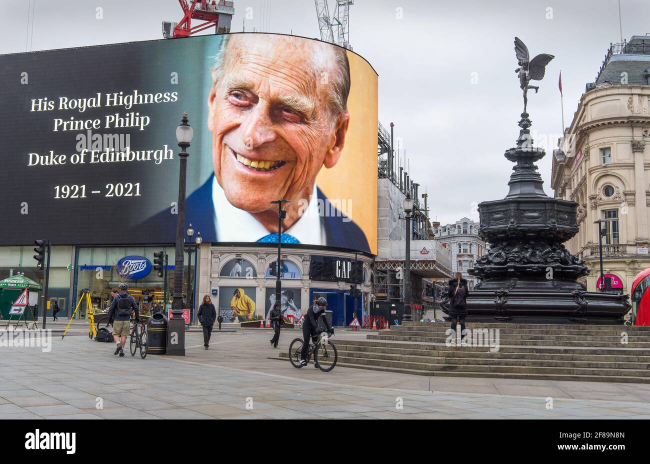Gli schermi giganti di Piccadilly Circus che ripagano rispetto a sua altezza reale il principe Filippo il duca di Edimburgo come annuncio della sua morte. Londe Foto Stock