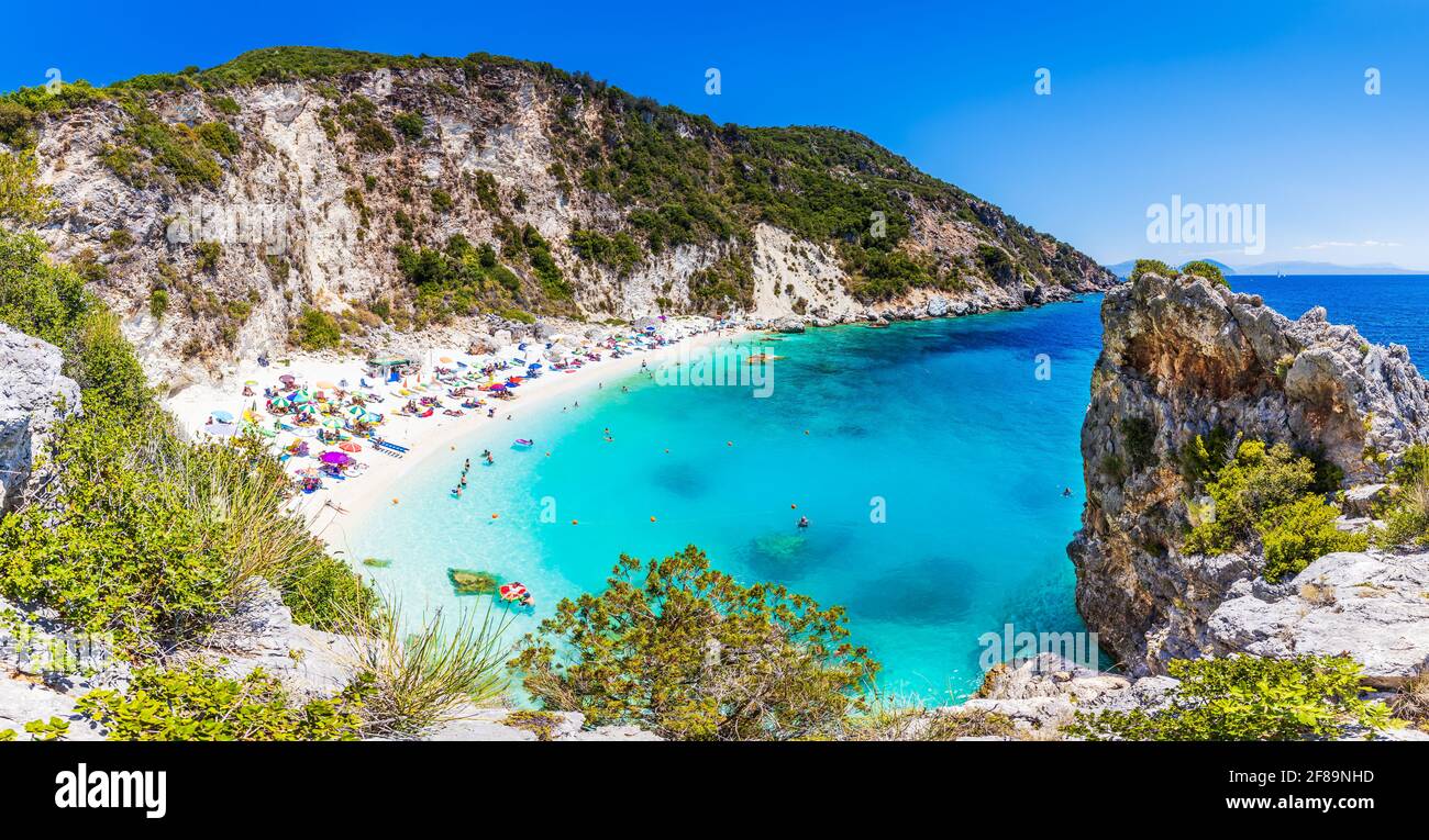 Lefkada, Grecia. Panorama della spiaggia di Agiobili. Vassiliki villaggio. Foto Stock