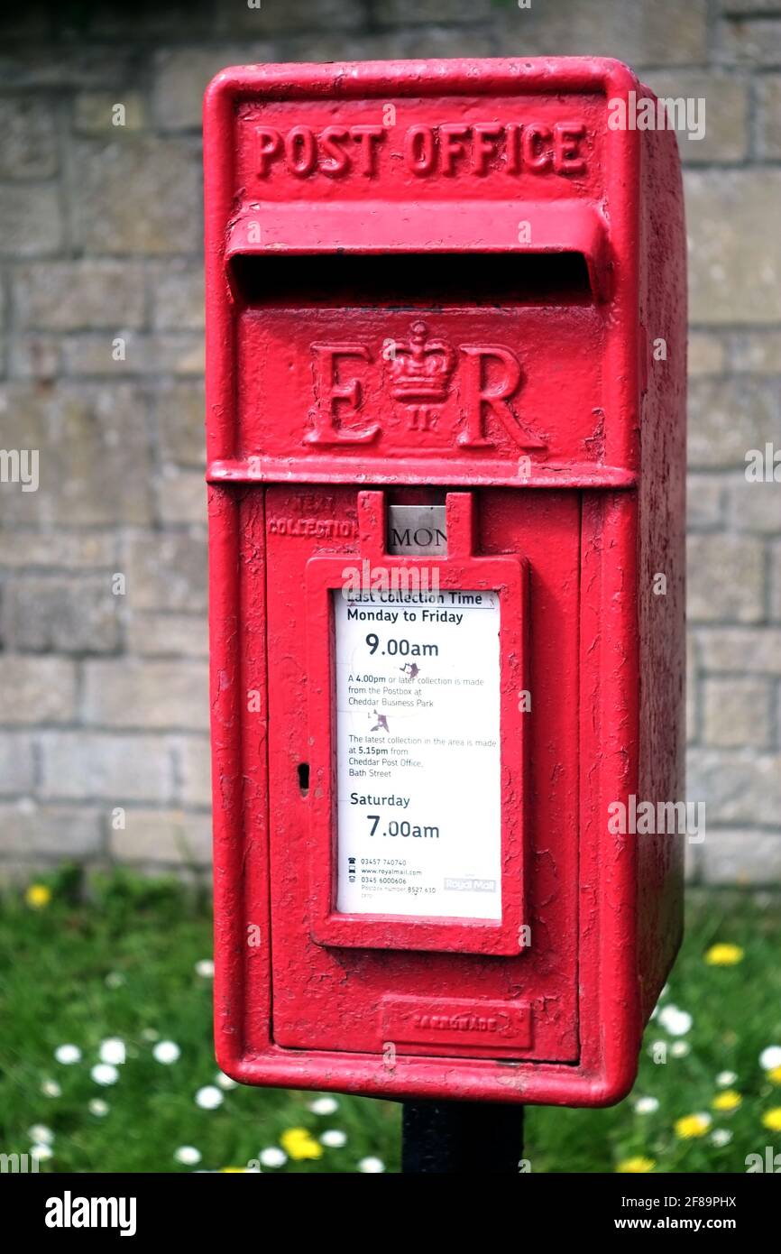 Aprile 2021 - scatola di spedizione britannica rossa Foto Stock