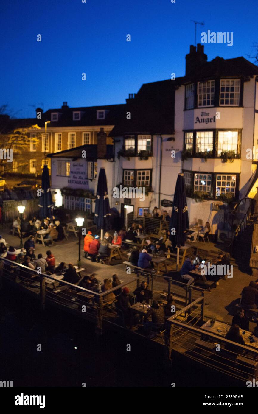 Henley-on-Thames, UK, 12 aprile 2021: Presso l'Angel pub una terrazza sul fiume offre un luogo popolare per le persone per celebrare la seconda fase di blocco alleggerendo mangiando e bevendo con gli amici all'aperto. Anna Watson/Alamy Live News Foto Stock