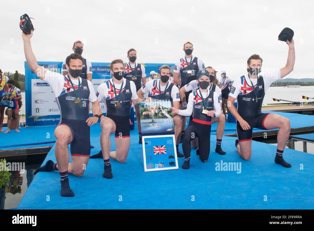 Varese, Italia. 11 Apr 2021. Joshua Bugajski, Jacob Dawson, Thomas George, Mohamed Sbihi, Charles Elwes, Oliver Wynne-Griffith, James Rudkin, Thomas Ford, Henry Fieldman (GBR), medaglia d'oro, Otto uomini durante i Campionati europei di canottaggio 2021, Canoying a Varese, Italia, Aprile 11 2021 Credit: Independent Photo Agency/Alamy Live News Foto Stock