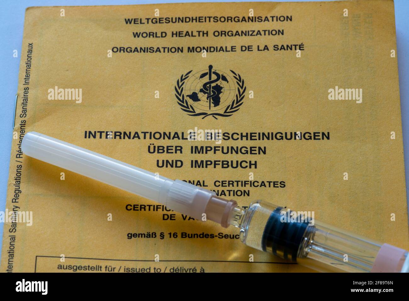 Libro di vaccinazione, prova delle vaccinazioni, documento internazionale basato sulle raccomandazioni DELL'OMS, immagine simbolo Foto Stock