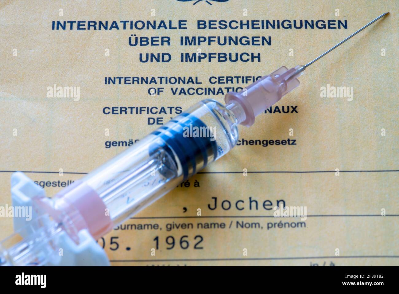Libro di vaccinazione, prova delle vaccinazioni, documento internazionale basato sulle raccomandazioni DELL'OMS, immagine simbolo Foto Stock
