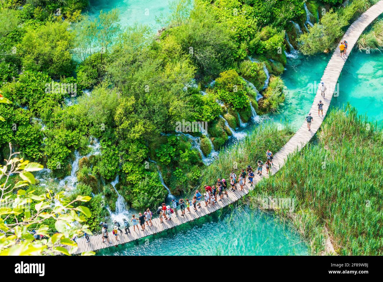 I laghi di Plitvice, Croazia. Cascate e percorso in legno del Parco Nazionale dei Laghi di Plitvice. Foto Stock