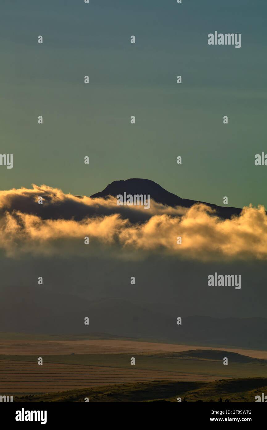 Nuvole basse mescolate con le montagne al tramonto in Sierra de la ventana Foto Stock