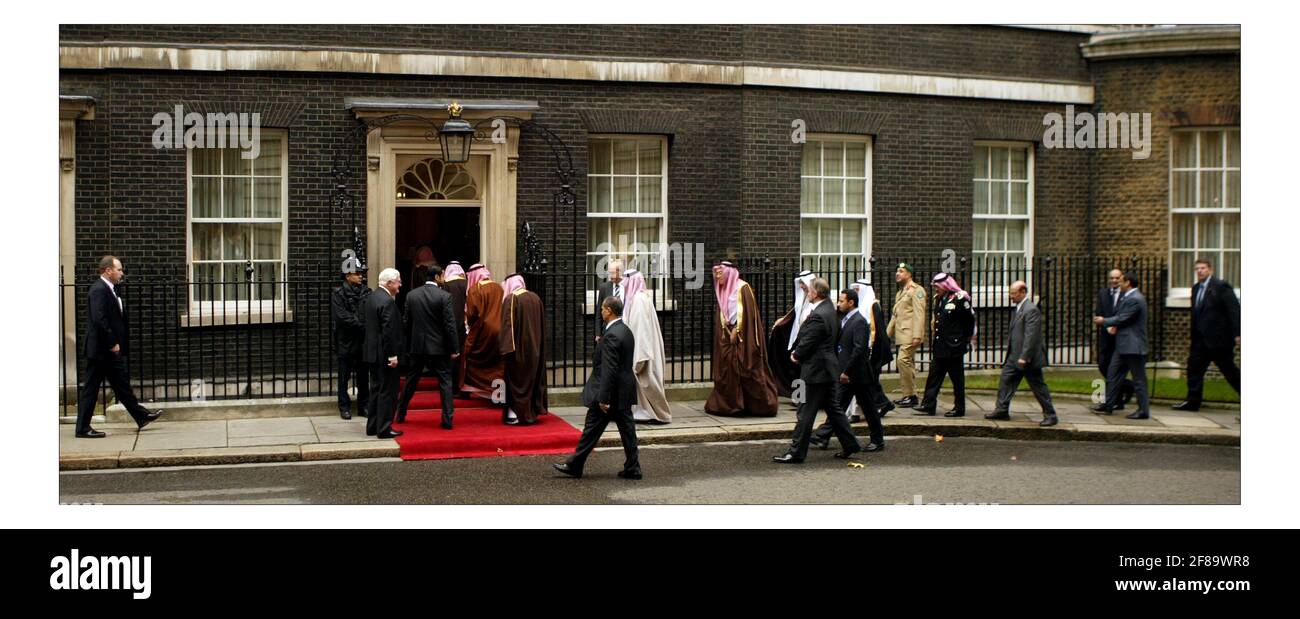 Re Abdullah di Saudia Arabia scuote le mani con PM Gordon Brown fuori 10 Downing Street, a Londra, Inghilterra. pic David Sandison 31/10/2007 Foto Stock