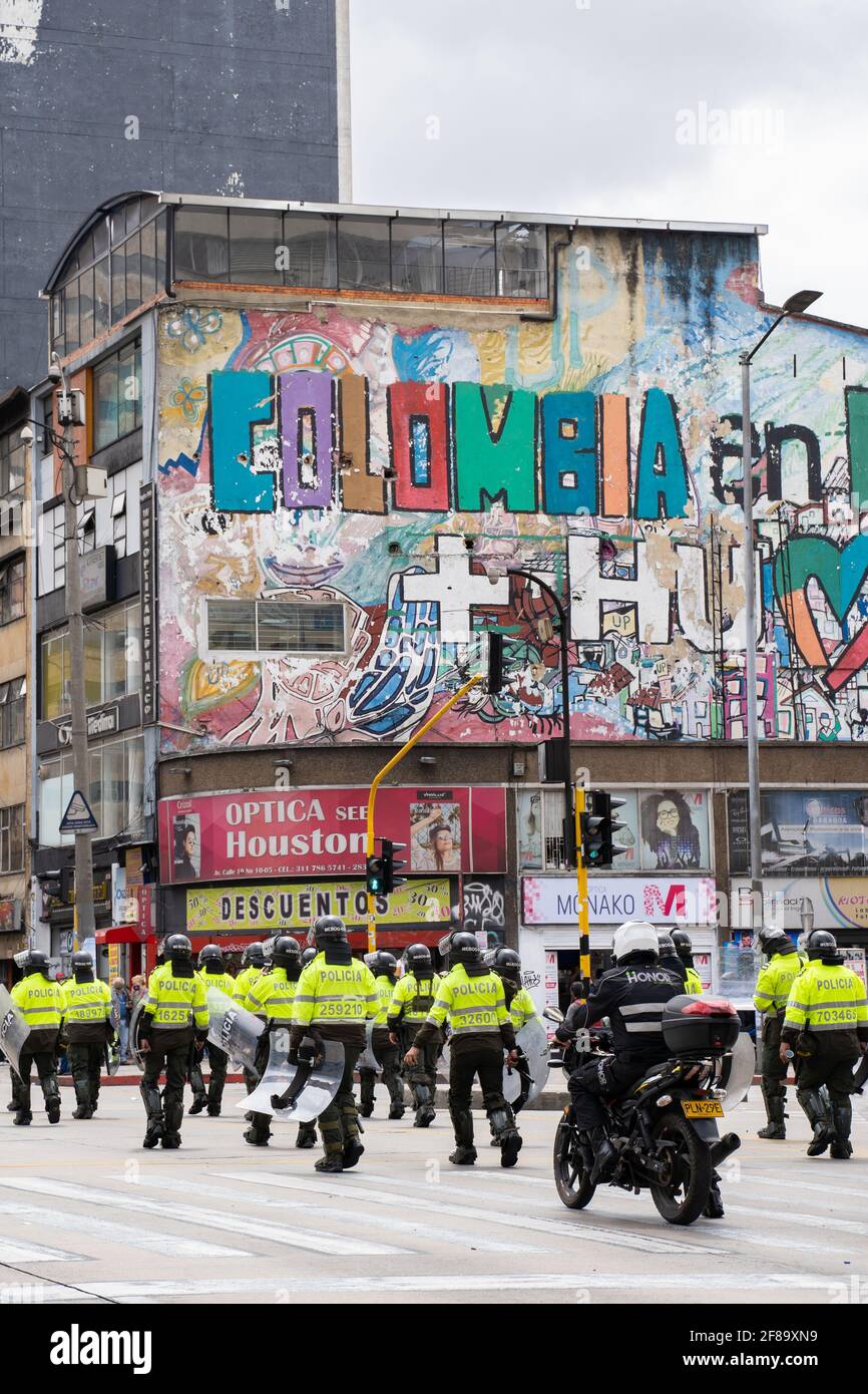 Polizia colombiana ben attrezzata durante la manifestazione a Bogotà, Colombia Foto Stock