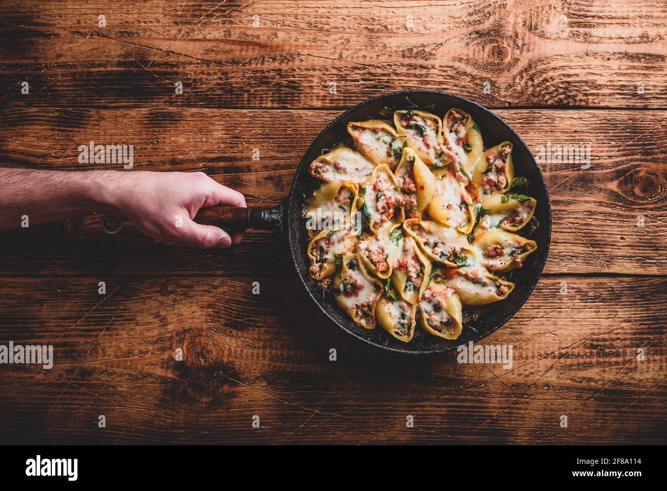 Pailletto di conchiglie di jumbo al forno farcite con manzo macinato, spinaci e formaggio Foto Stock