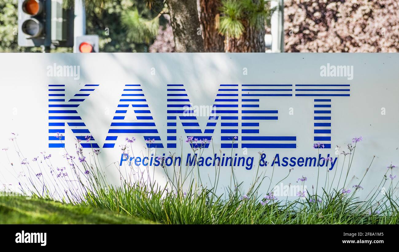 24 settembre 2020 Milpitas / CA / USA - logo KAMET presso la sede centrale della Silicon Valley; KAMET fornisce lavorazioni di precisione, ingegneria, assemblaggio e fornitura Foto Stock