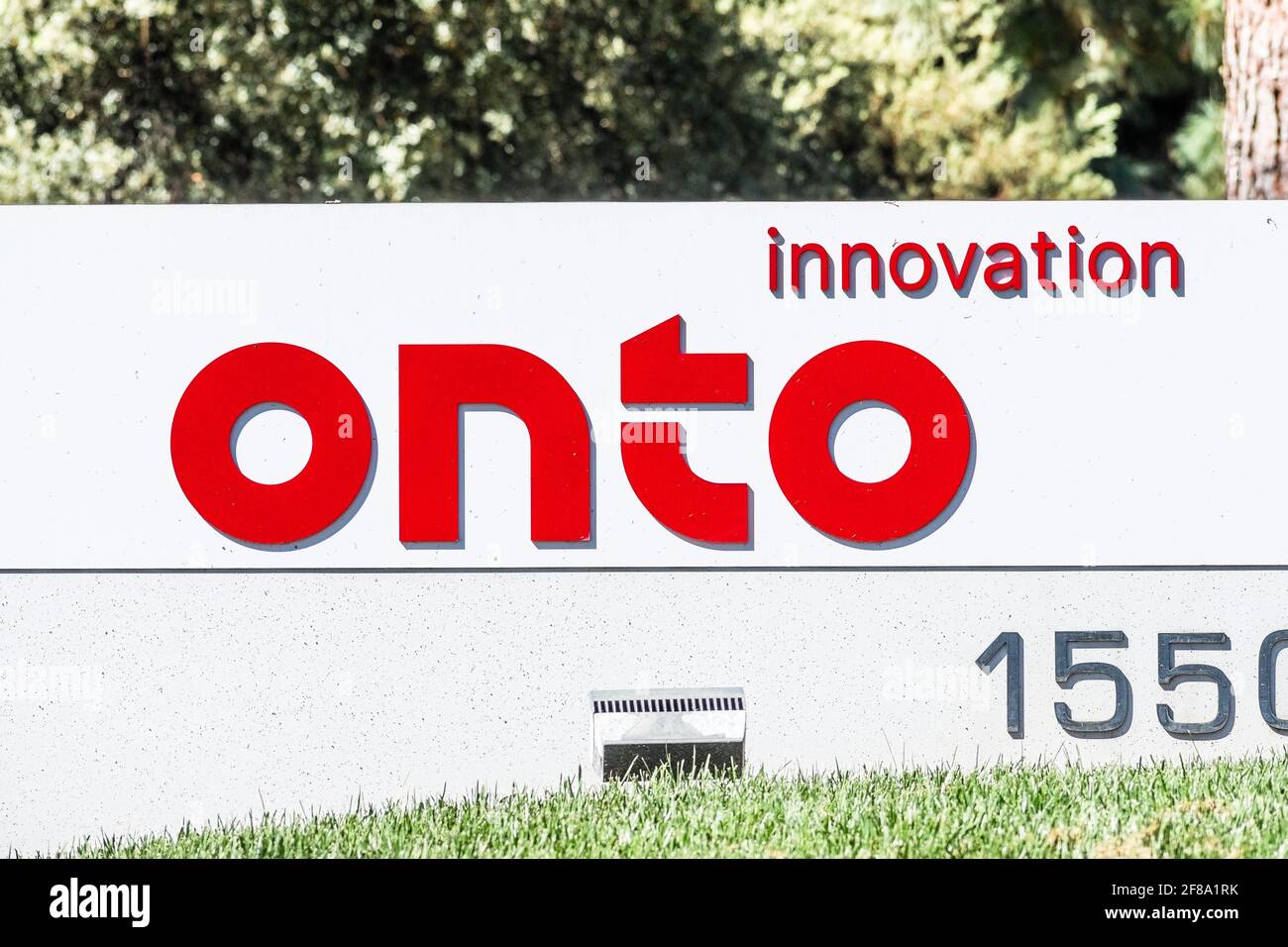 24 settembre 2020 Milpitas / CA / USA - sul logo di innovazione presso la loro sede centrale in Silicon Valley; su Innovation Inc. È una com americana di semiconduttori Foto Stock