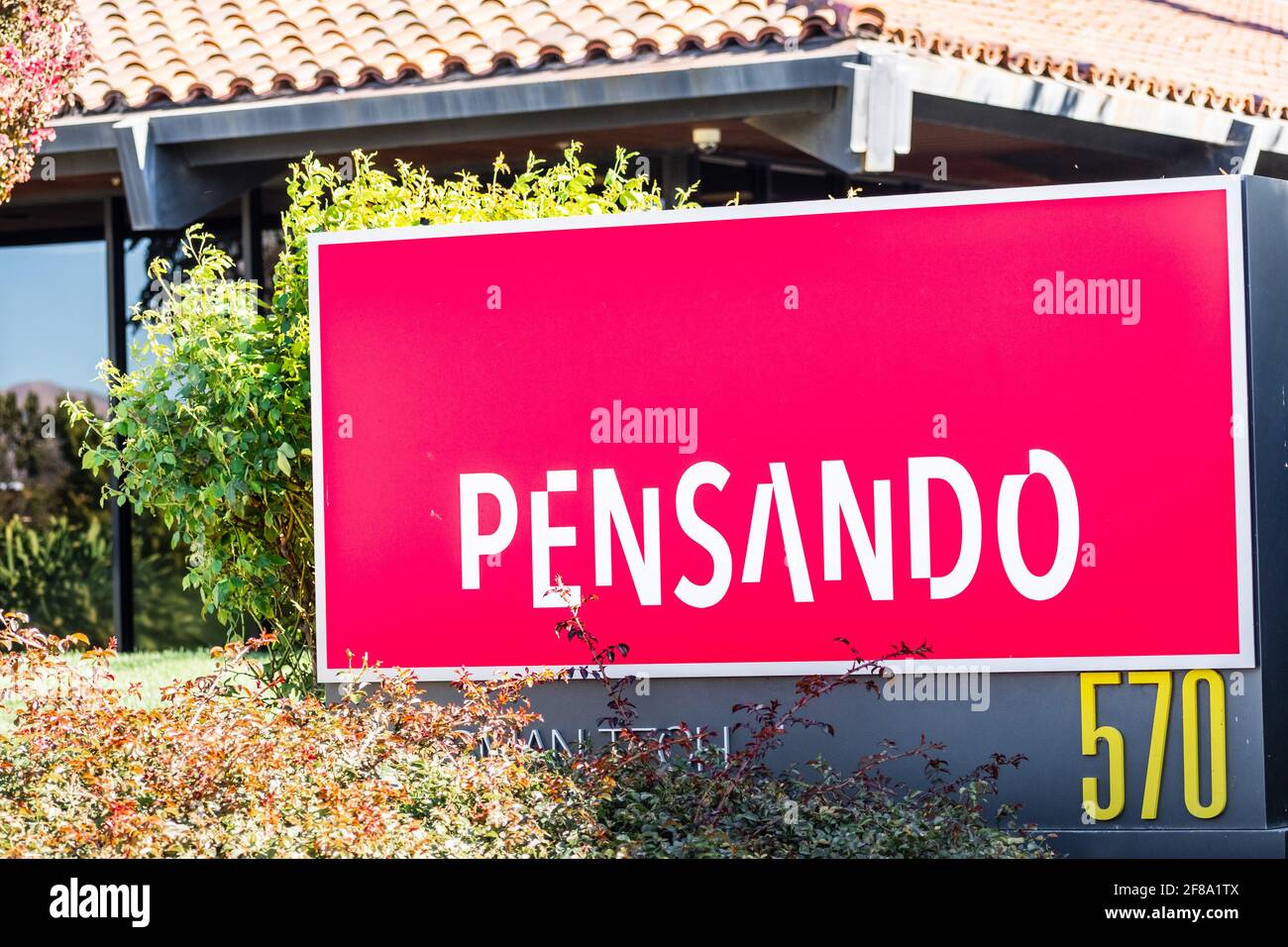 24 settembre 2020 Milpitas / CA / USA - il logo Pensando presso la loro sede centrale nella Silicon Valley; Pensando Systems sviluppa nuovi modelli di servizi EDGE di enterp Foto Stock