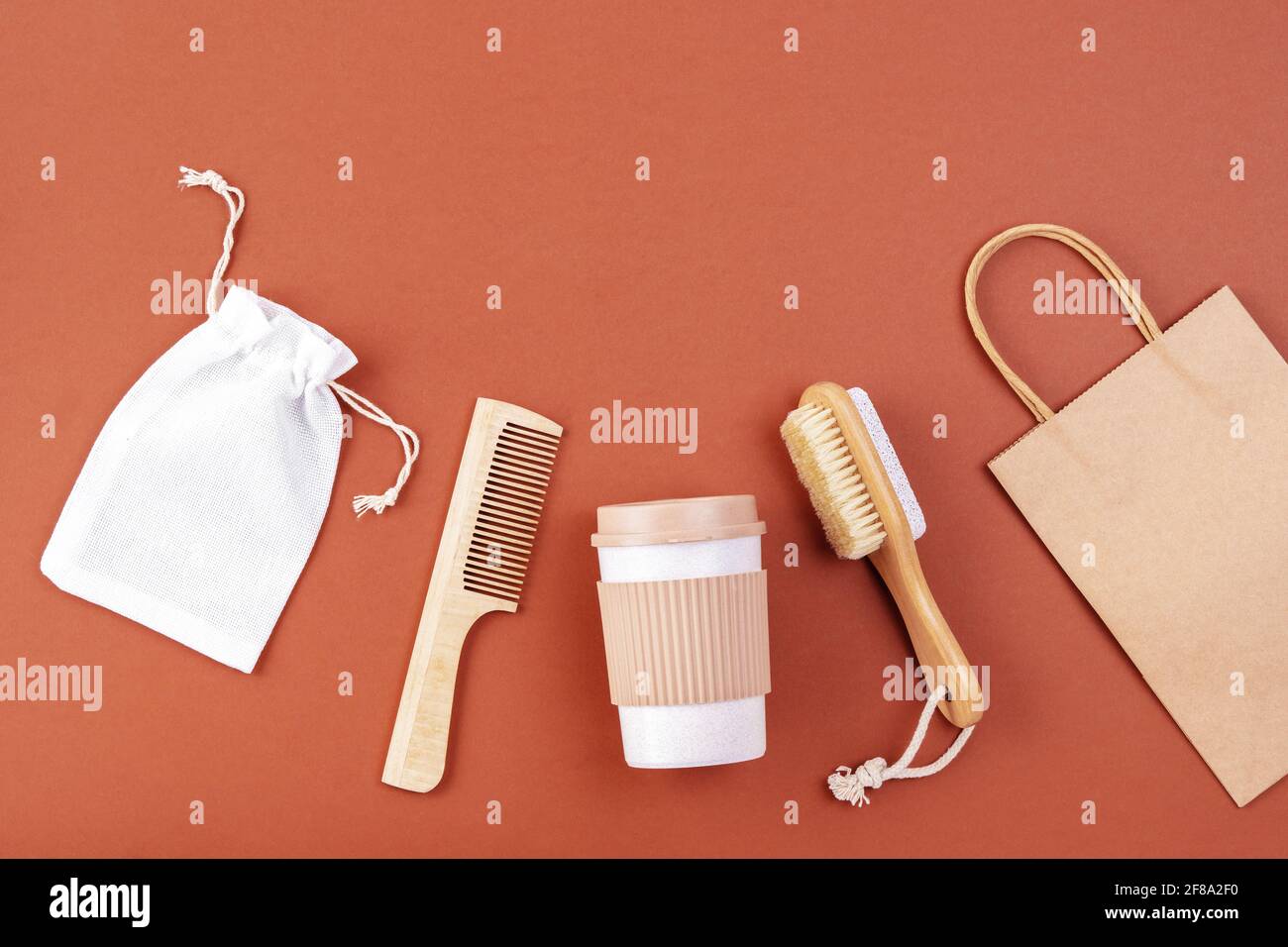 Kit per rifiuti zero, a posa piatta, tazza riutilizzabile per uno stile di vita sostenibile e da asporto. Foto Stock