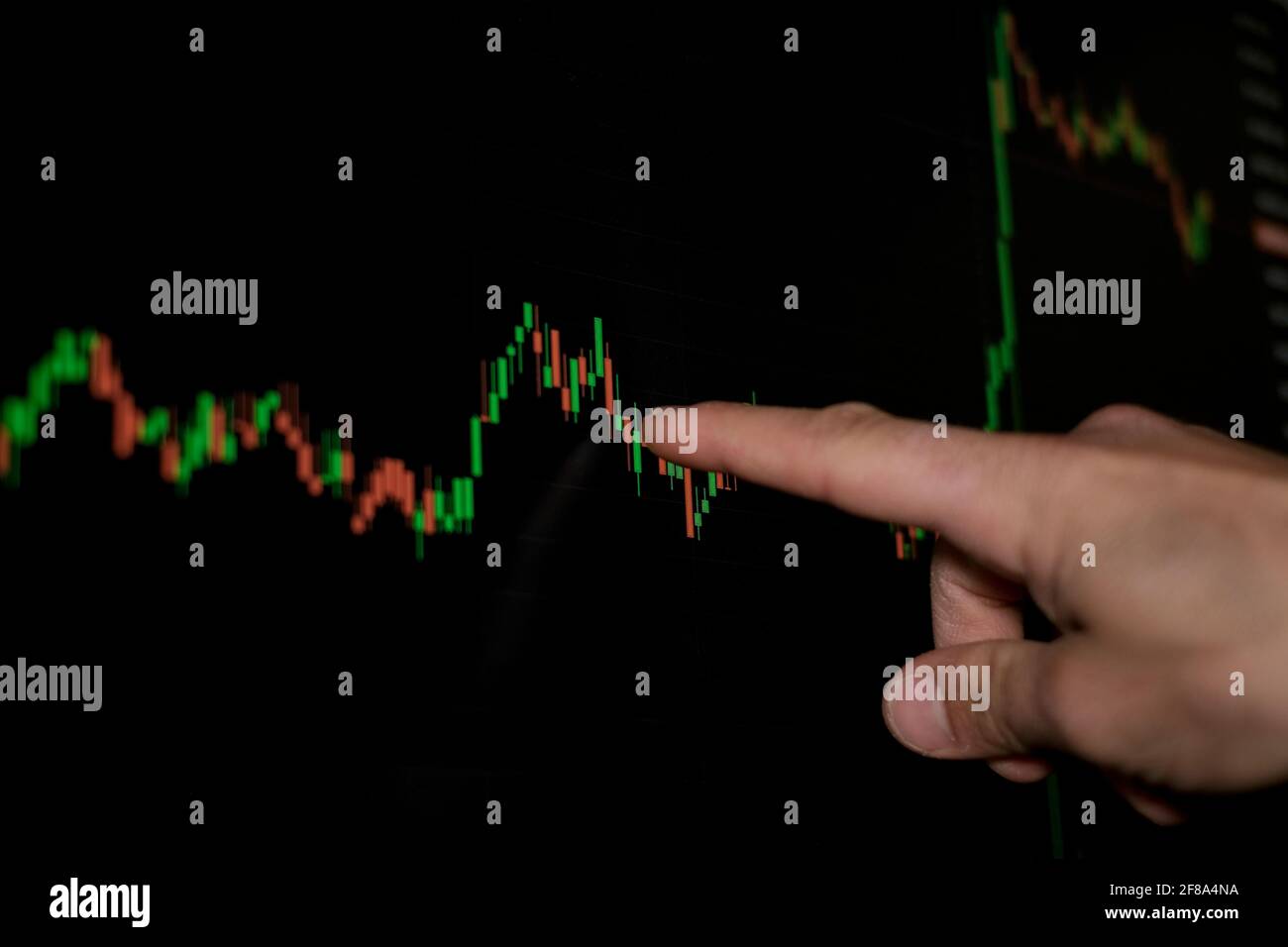 Mano dell'uomo mentre sta navigando la crescita dell'indice di commercio di exchenge, commercio di valuta di crypto ricchezza Foto Stock