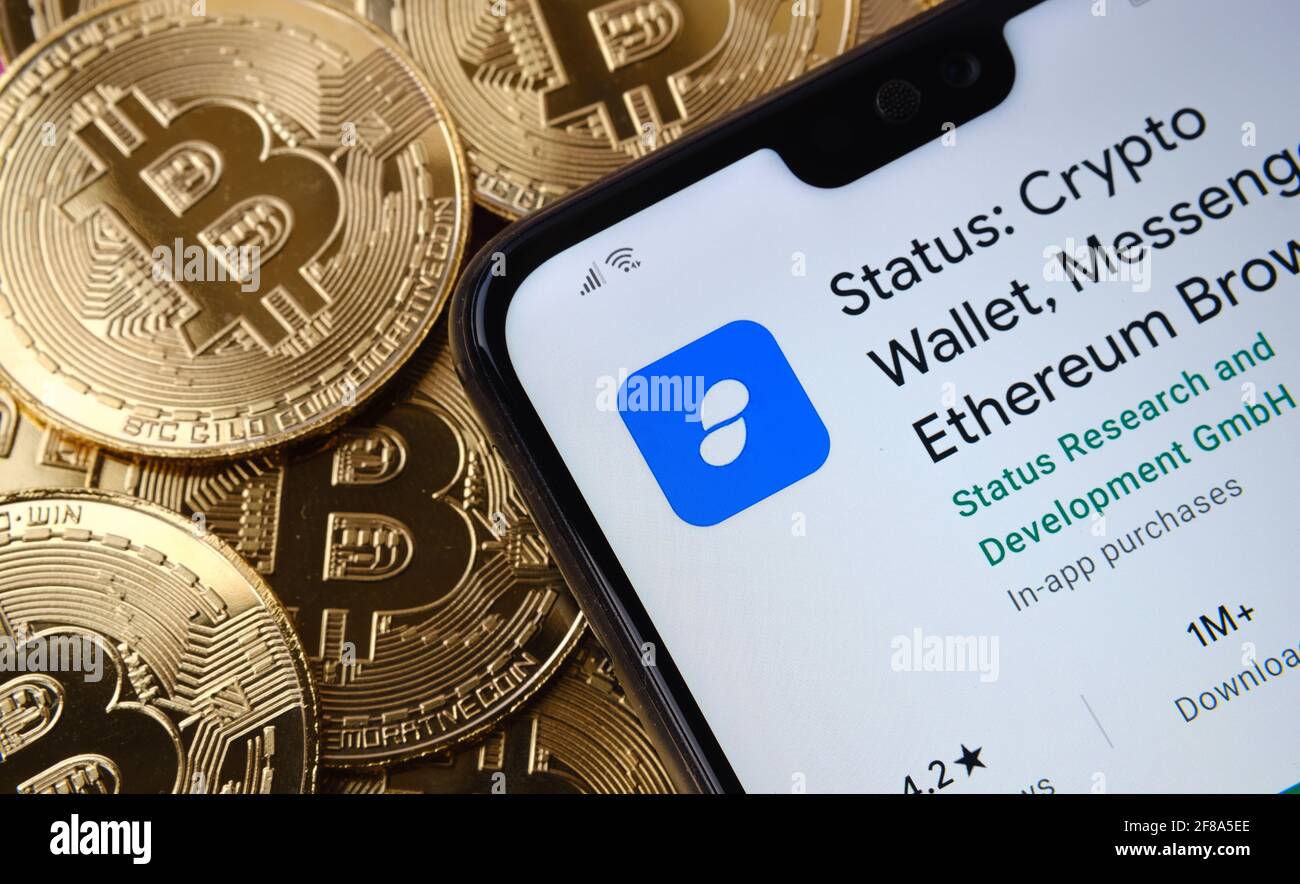 Stato dell'app Crypto Wallet visualizzata sullo schermo dello smartphone posta sul mazzo di monete di bitcoin. Concetto. Stafford, Regno Unito, 12 aprile 2021. Foto Stock