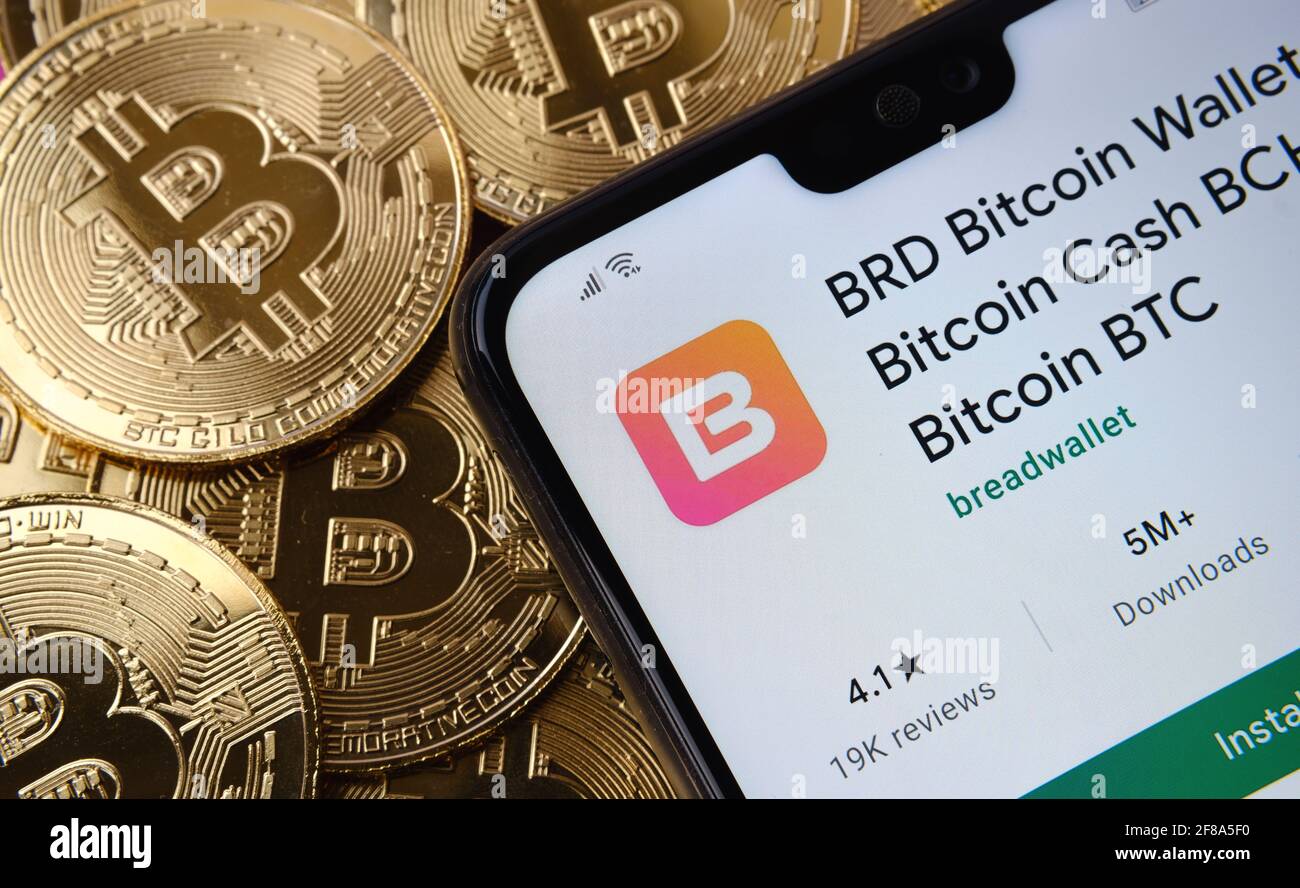 APP BRD Bitcoin Wallet visualizzata sullo schermo dello smartphone e posizionata sul mazzo di monete in bitrone. Concetto. Stafford, Regno Unito, 12 aprile 2021. Foto Stock