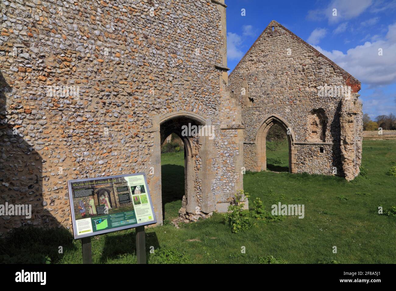 Convento carmelitano, rovine, pannello informativo, bordo, Burnham Norton, Norfolk Foto Stock