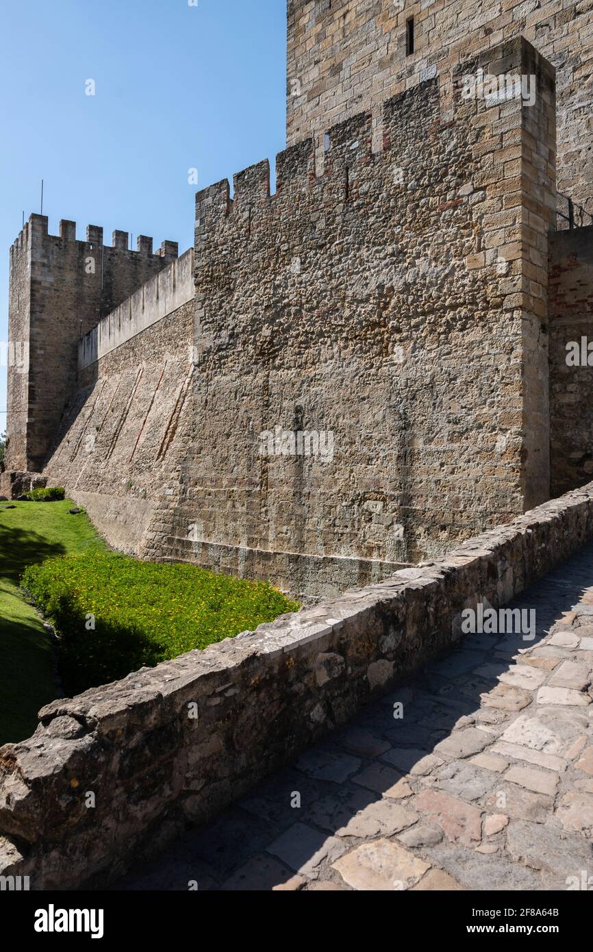 Lisbona Portogallo. Al di fuori delle mura del Castello di Sao Jorge Foto Stock