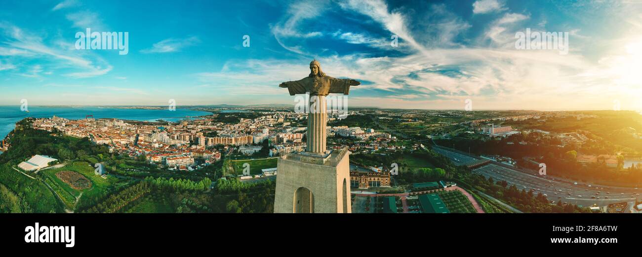 Vista panoramica aerea del Santuario di Cristo Re o Santuario di Cristo Rei al tramonto. Statua di Cristo a Lisbona, Portogallo. Foto Stock