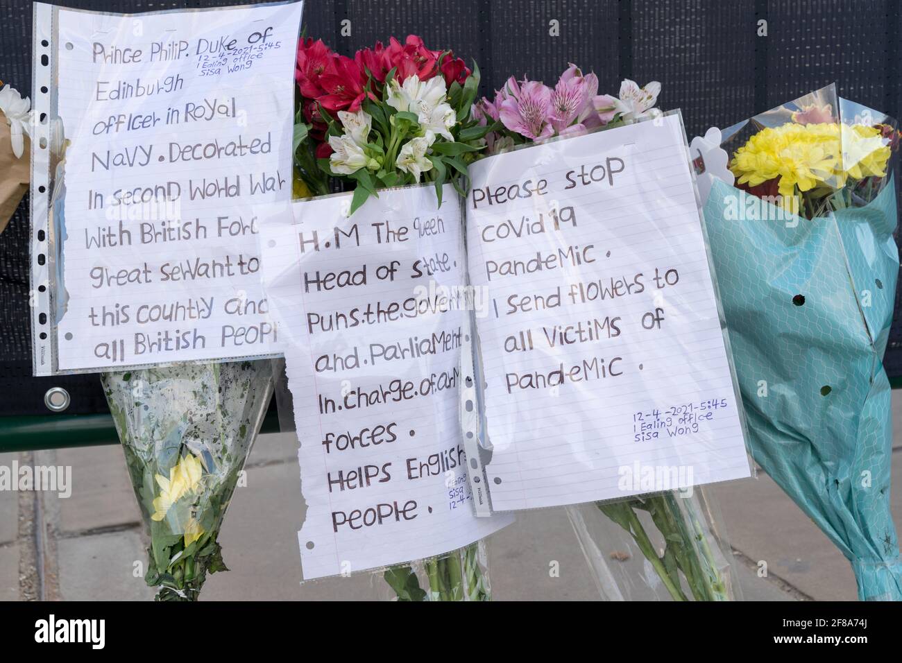 Tributi floreali e messaggi al duca di Edimburgo fuori Buckingham Palace, Londra Foto Stock