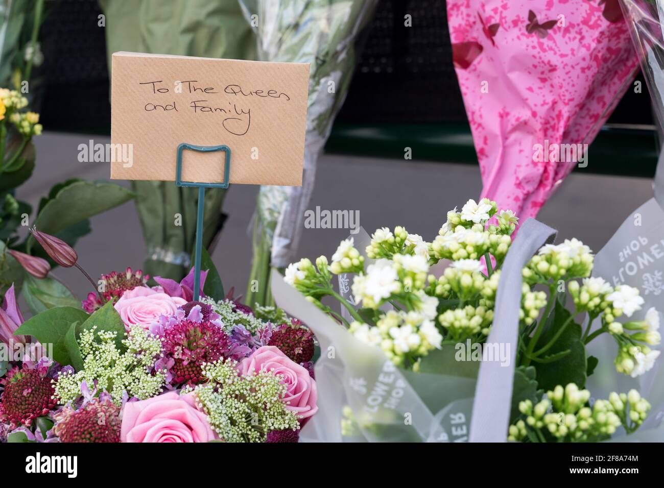Tributi floreali e messaggi al duca di Edimburgo fuori Buckingham Palace, Londra Foto Stock