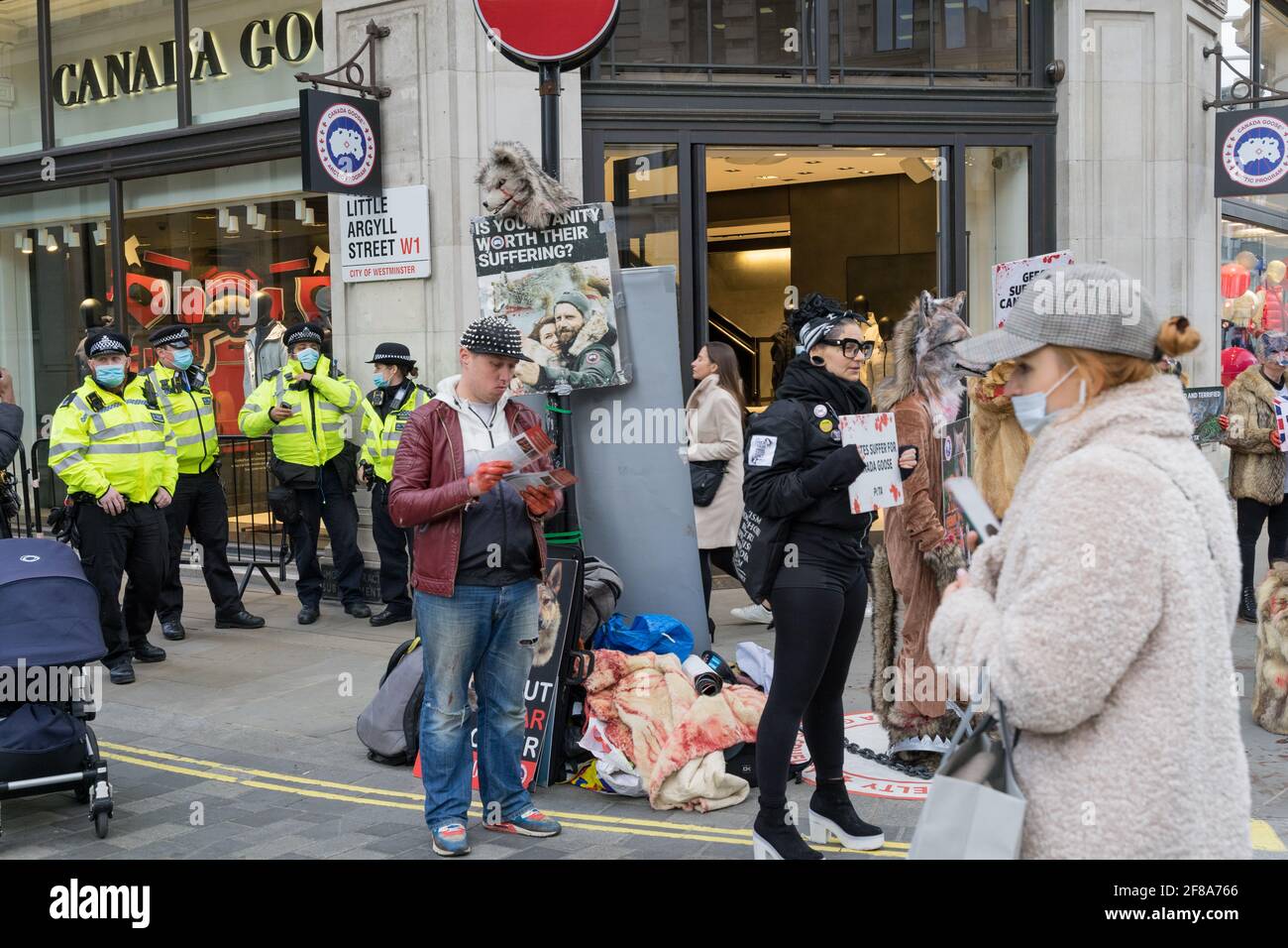 Londra 12 aprile 2021: Attivisti di Peta protestano fuori da un negozio 'Canada Goose' contro la crudeltà animale su Regent Street, Regno Unito Foto Stock