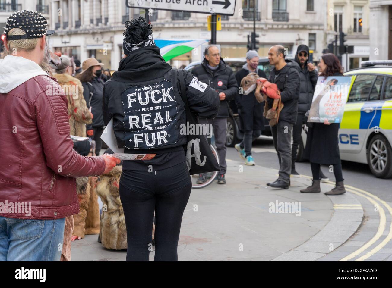 Londra 12 aprile 2021: Attivisti di Peta protestano fuori da un negozio 'Canada Goose' contro la crudeltà animale su Regent Street, Regno Unito Foto Stock