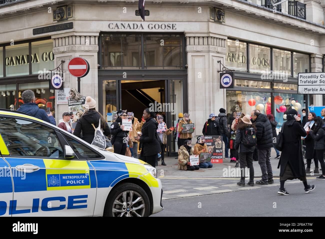 Londra 12 aprile 2021: Attivisti di Peta protestano fuori da un negozio 'Canada Goose' contro la crudeltà animale su Regent Street, Regno Unito Foto Stock